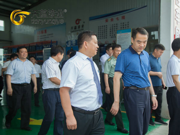 嘉祥縣縣委書記周生宏，視察天蘊(yùn)漆業(yè)公司